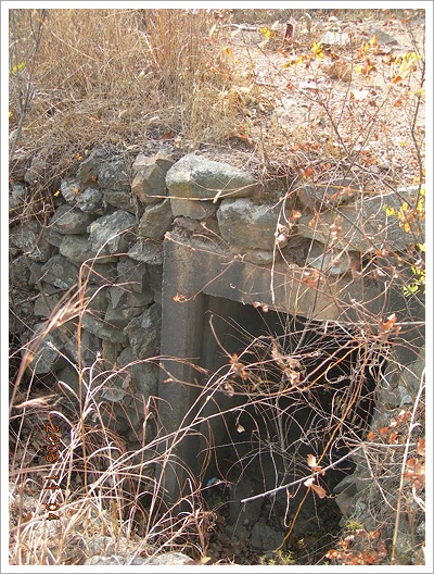 벙커 입구. 문수산성 곳곳에는 아직도 군 관련 시설이 존재하고 있다. 